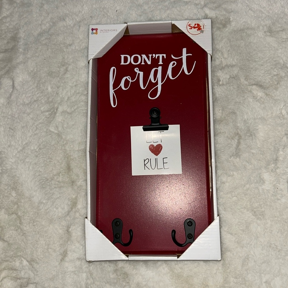 Hanging plaque with hooks